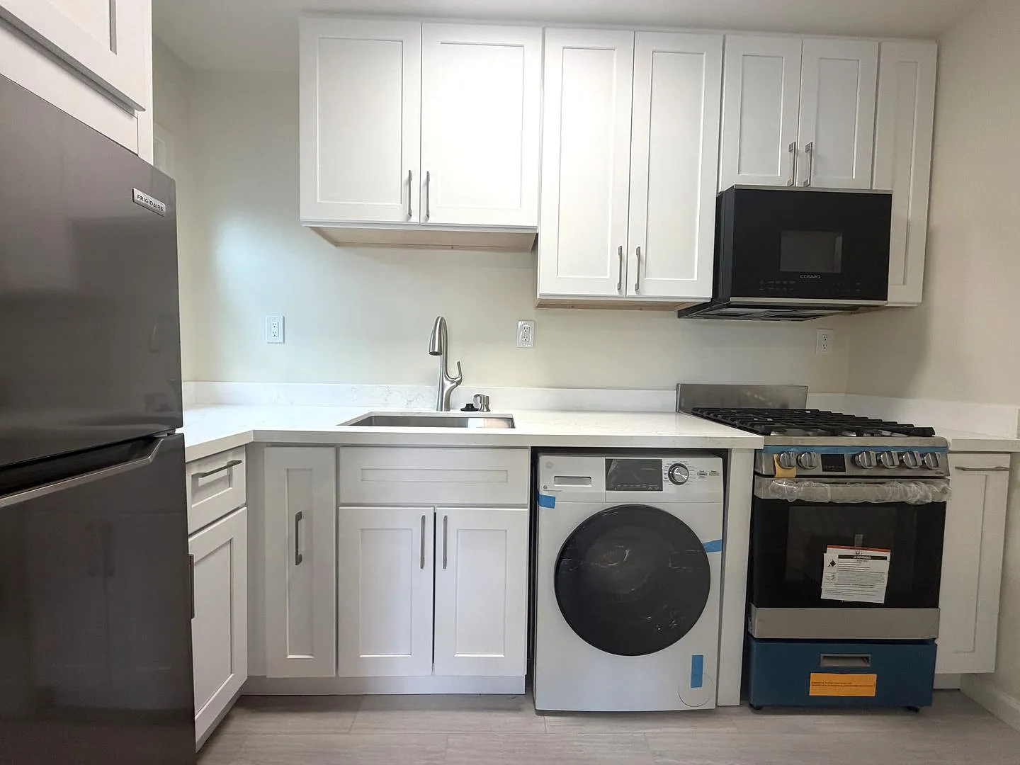 Newly Renovated 1BD/1BA Prime Downtown Location — Photo 4