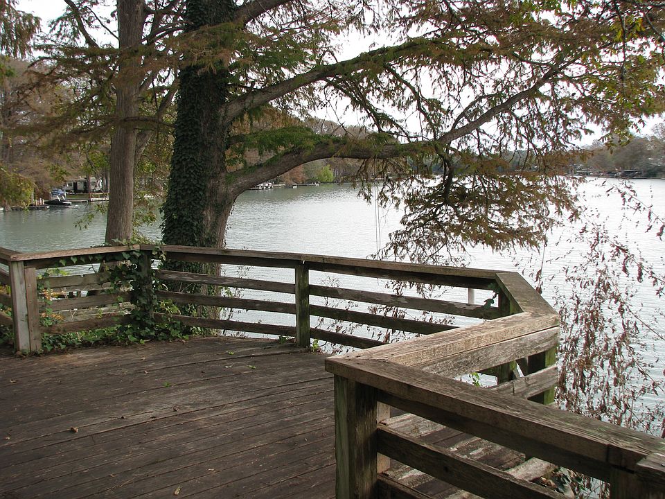 Huge deck overlooking Lake Dunlap