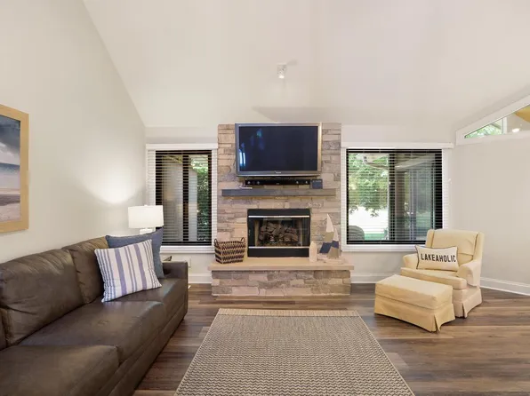 964 Duck Pond ROAD, Fontana, WI 53125