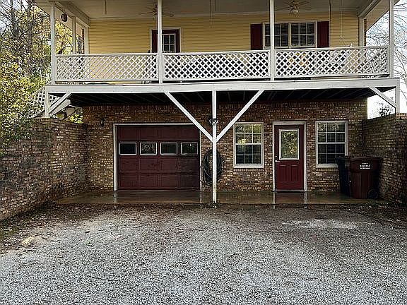 Side porch and 1 car garage 