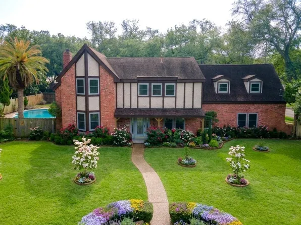 8515 Twelve Oaks Dr, Texas City, TX 77591