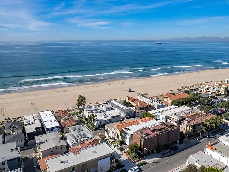 Just 3 houses from the strand!