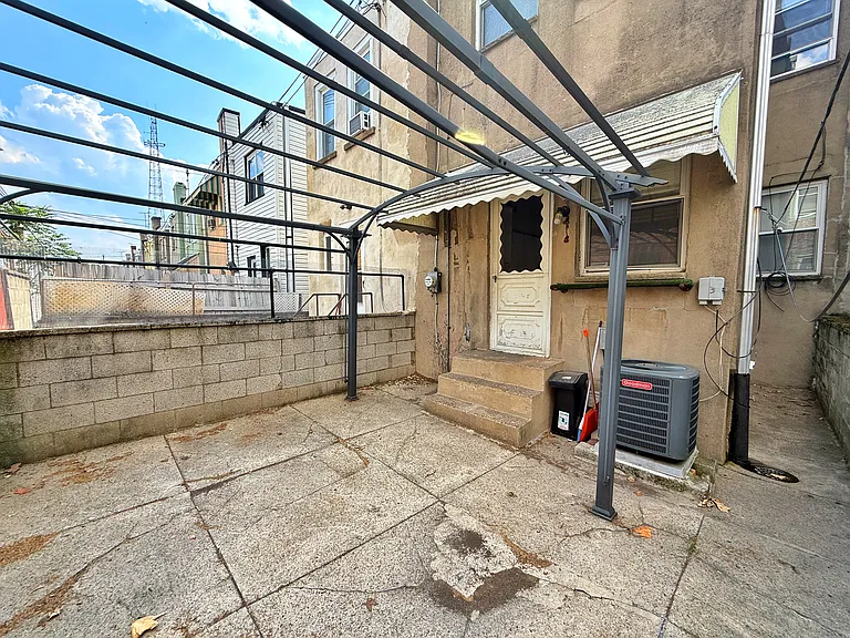 2217 S 24th St — Photo 39