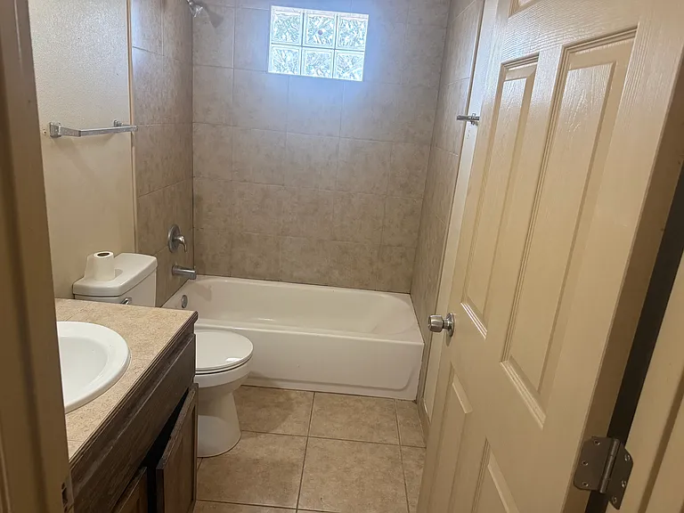 215 W Sprague St #2 — Photo 4