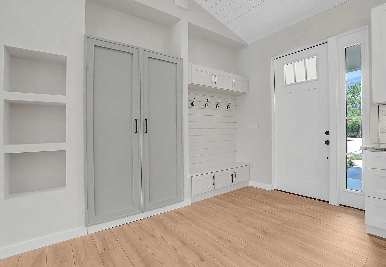 3 bed, 2.0 bath, 1779 sqft, $6,000 — Photo 2