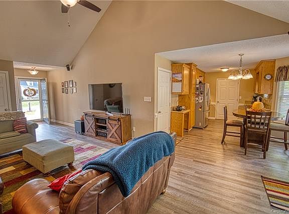 4th image of 207 Lake Hill Ct