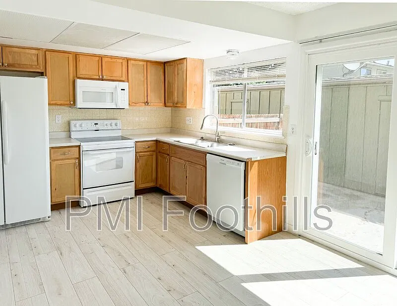 2 bed, 1.5 bath, 1040 sqft, $2,087 — Photo 2