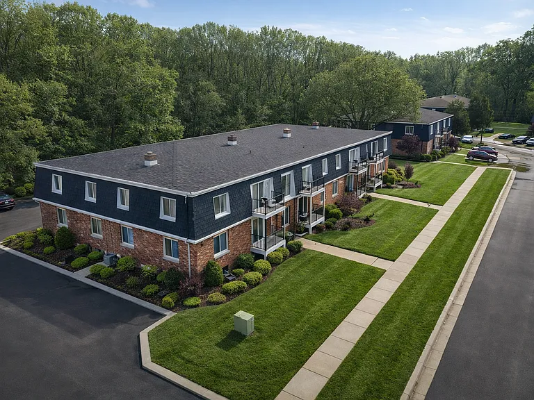 All New Luxury Living In Plymouth — Photo 33