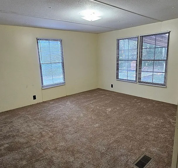 108 Davis Rd E — Photo 2