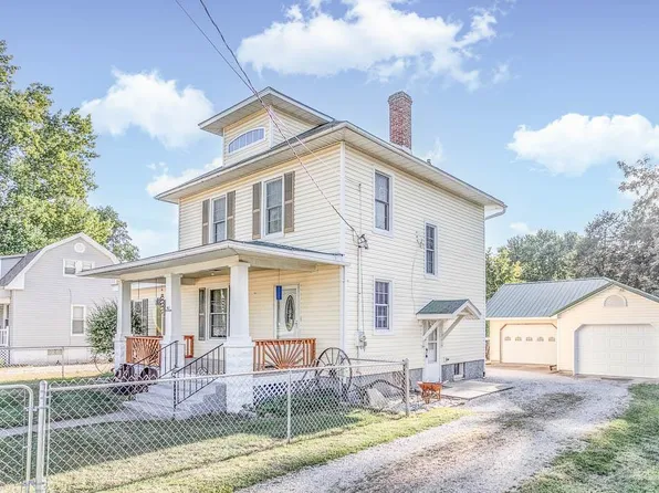 907 S 5th St, Carrollton, IL 62016