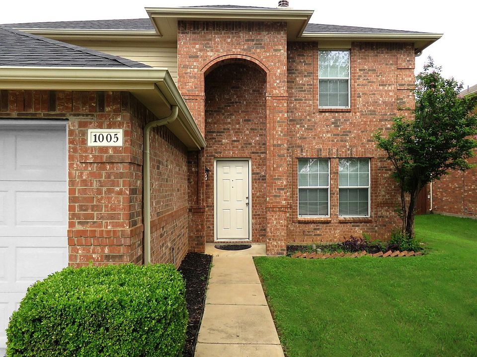 Nicely Landscaped Front Yard