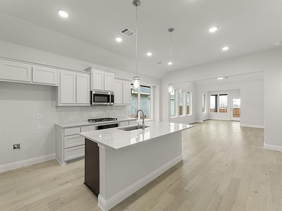 Campion floor plan by Pacesetter Homes featuring a versatile one-story layout with 3 bedrooms, a pri