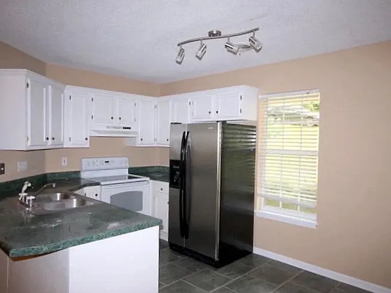910 Crawford Cir — Photo 10