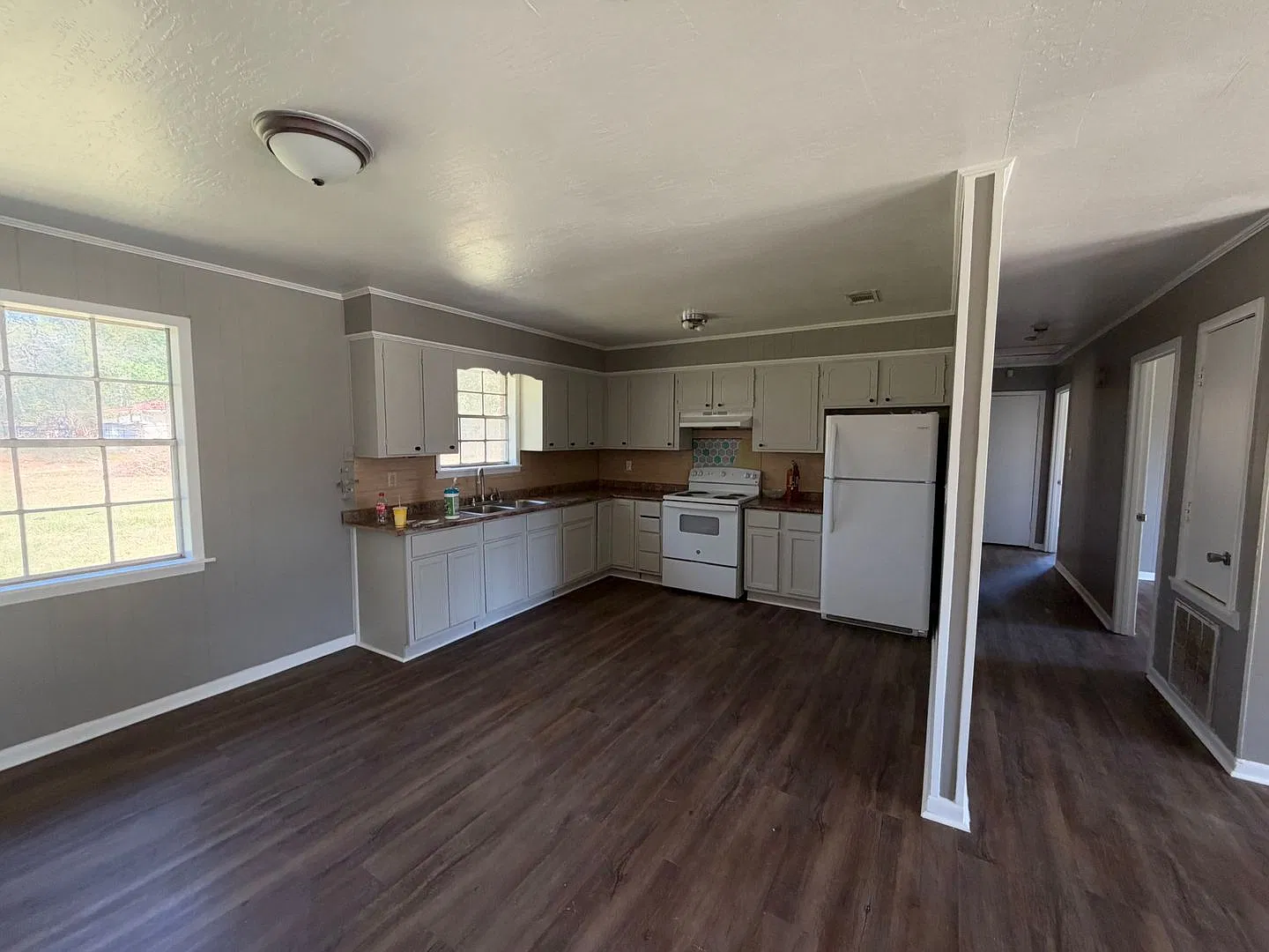 3 Bedroom 1 Bath House in Glendale for Rent — Photo 4