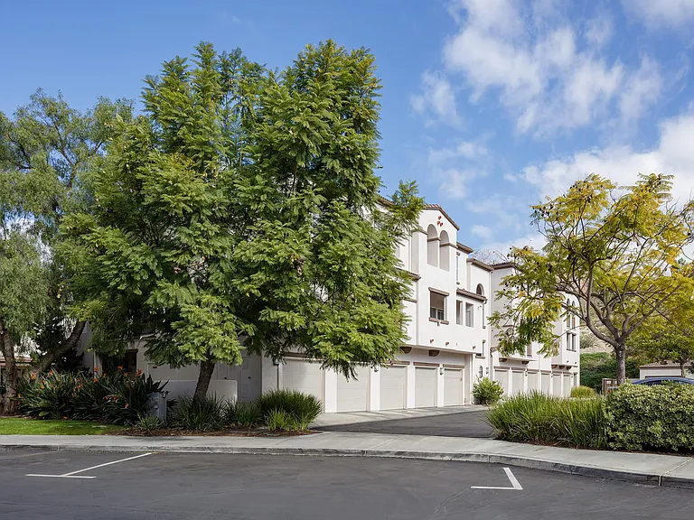 Laurel Glen Apartment Homes — Photo 16