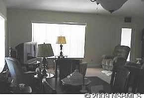 5th image of 975 Brown St