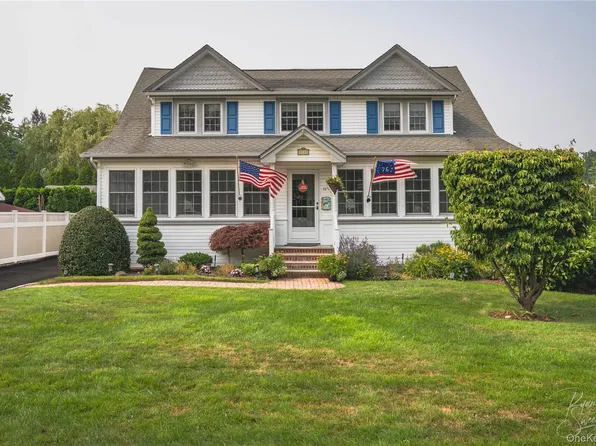 11 Hampton Street, Sayville, NY 11782