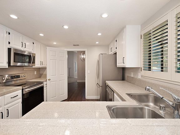 4th image of 2080 University Park Dr