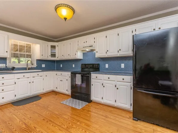 5714 Rolling Meadows Rd, Randleman, NC 27317