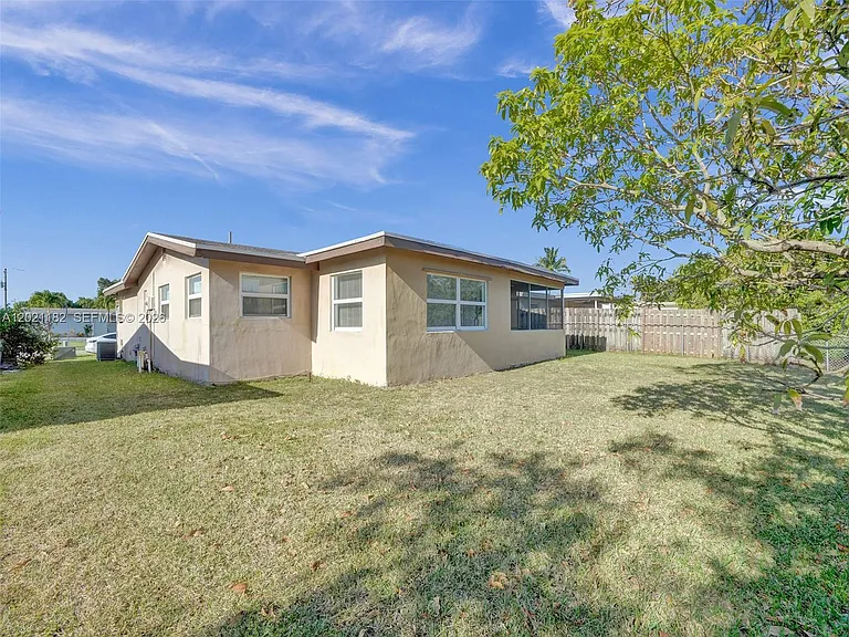 8550 NW 27th Pl — Photo 36