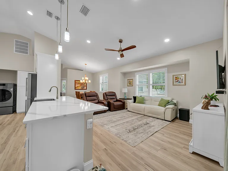 1358 Hedgewood Cir — Photo 13