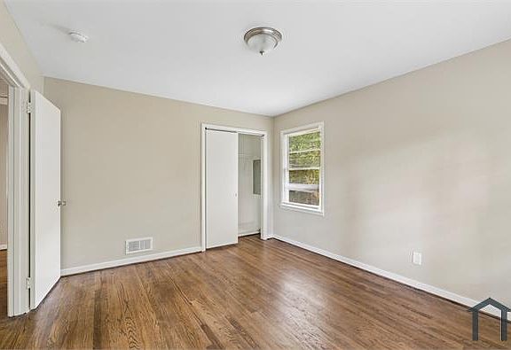4th image of 2616 Wood Dr NE
