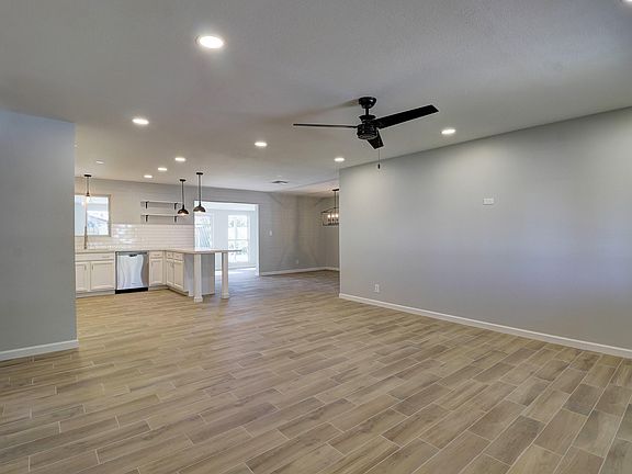5th image of 519 E Balboa Dr