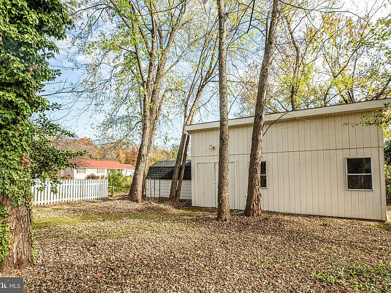 1445 Heatherstone Dr — Photo 34