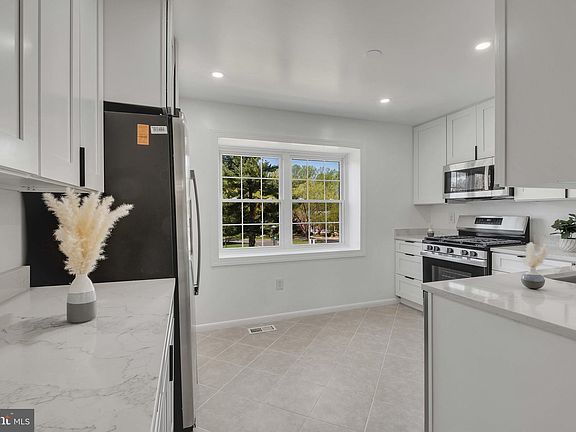 5th image of 14079 Geraldine Ct