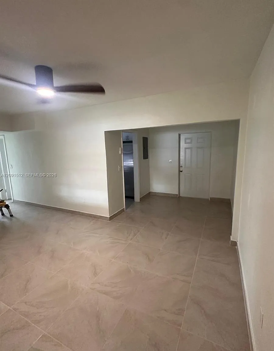 Clyde Lucas Manor — Photo 1