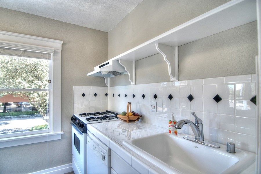 1st image of 332 Waverley St APT 02