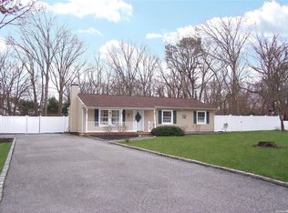 202 Country Rd, Medford, NY 11763