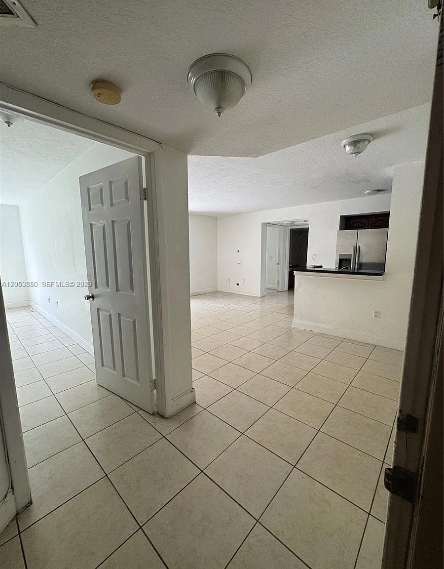 Kendall Lake Towers Condo — Photo 2