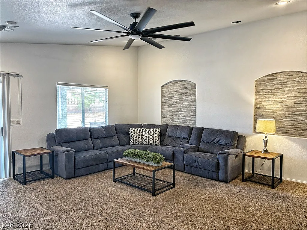 3 bed, 2.0 bath, 1852 sqft, $2,564 — Photo 4