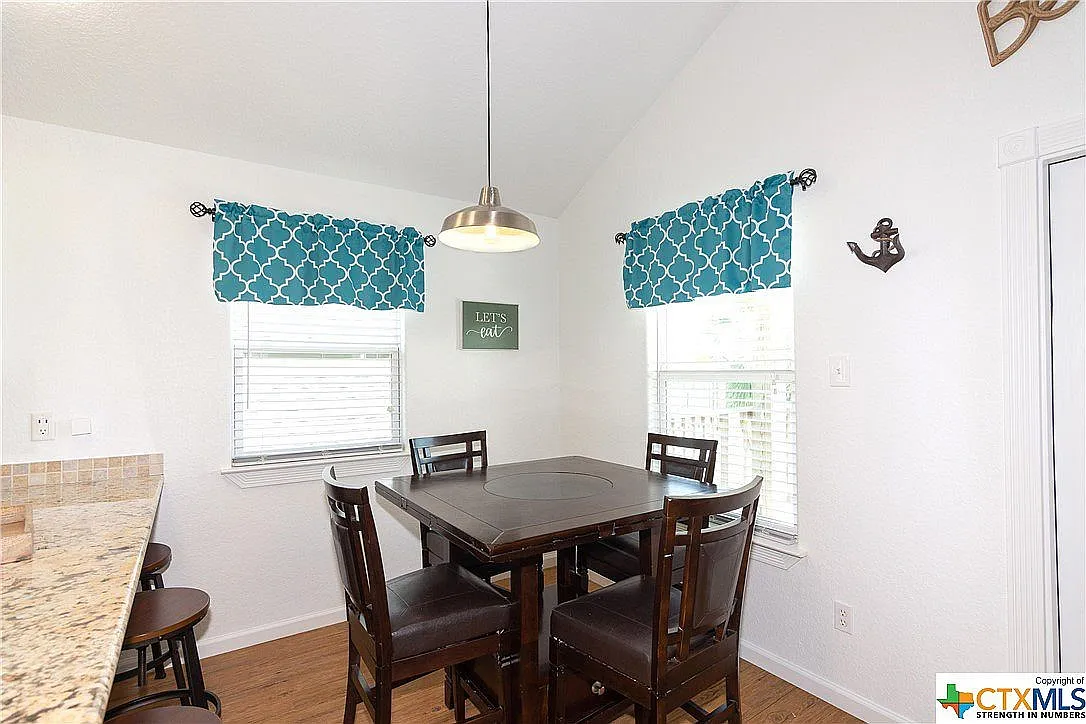 3 bed, 1056 sqft, $2,000 — Photo 4