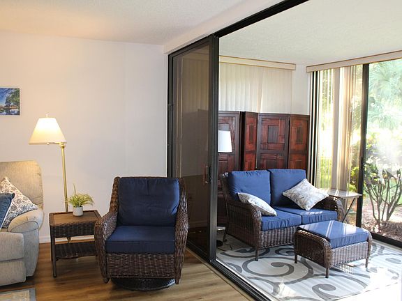 Sliders between living rm and lanai