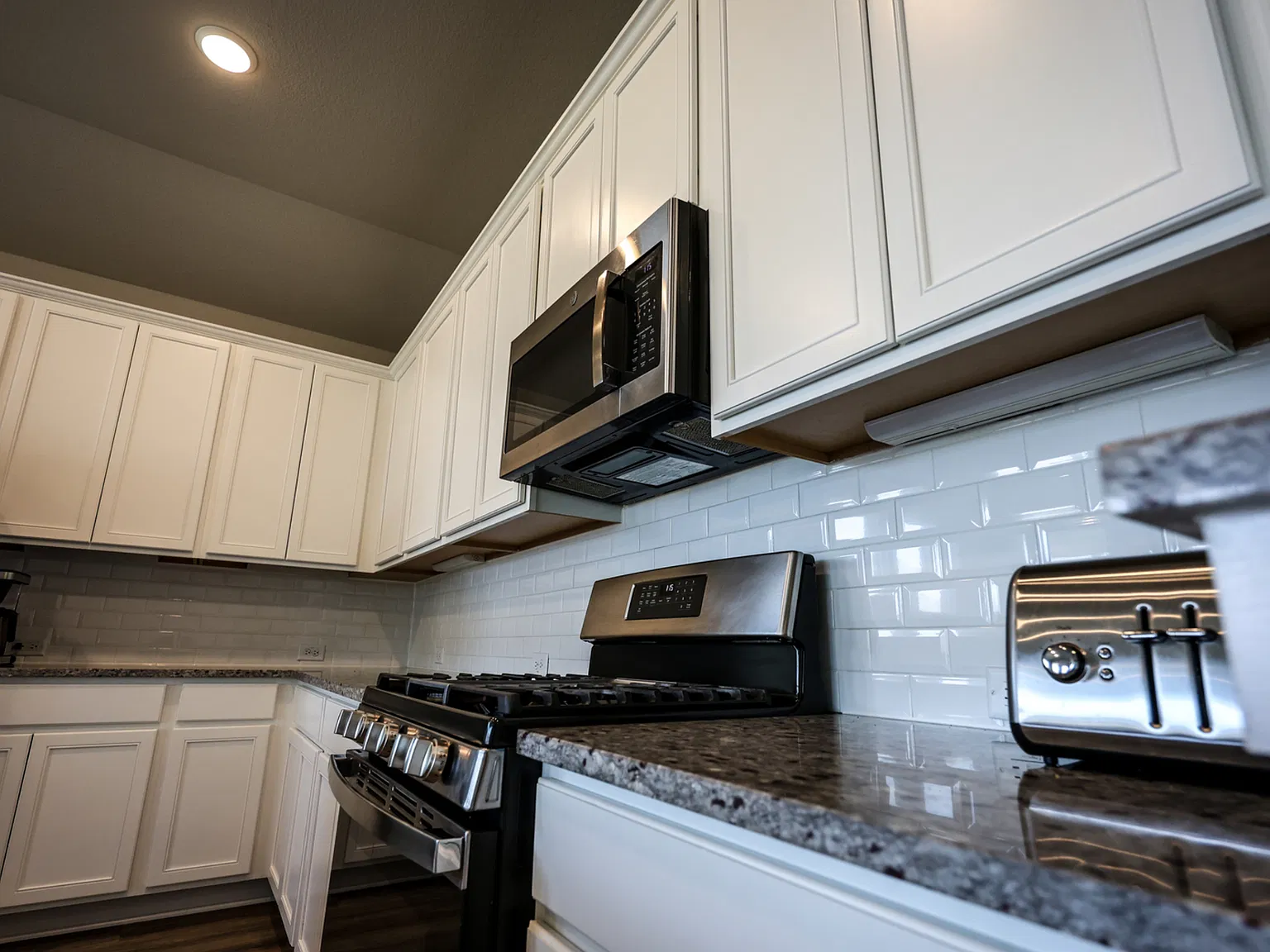3 bed, 2301 sqft, $2,350 — Photo 4