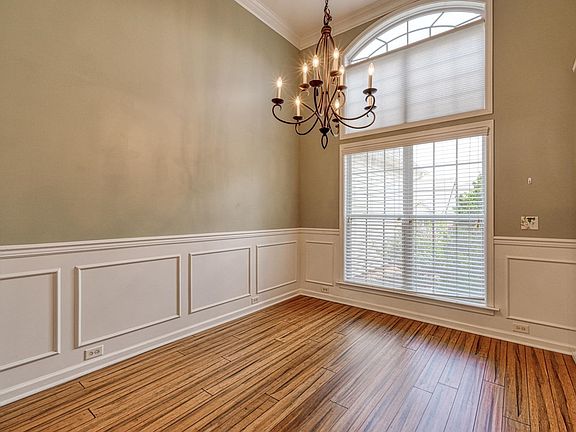 3rd image of 831 Vandenburg Dr