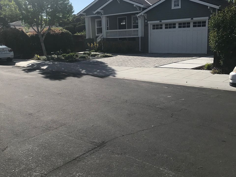 1st image of 983 Lawrence Ln
