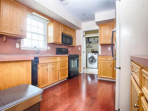 5th image of 178 Tewksbury Ct