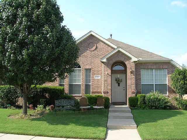 1st image of 1527 Broadmoor Dr