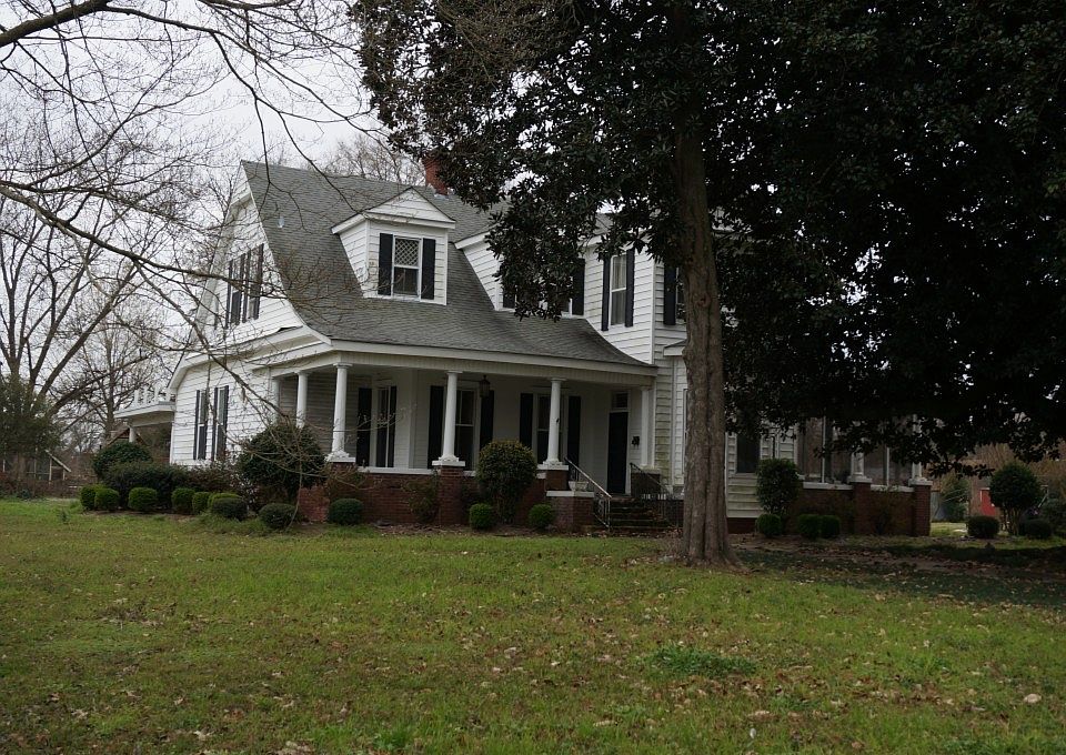 1st image of 106 S Lincoln St