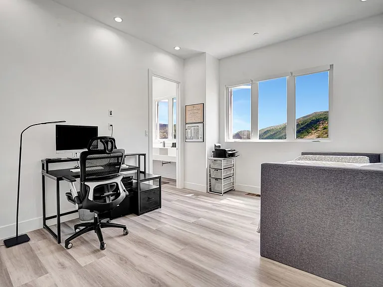 990 Alta Vista Rd — Photo 17