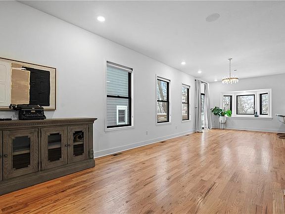 4th image of 2104 Holly St