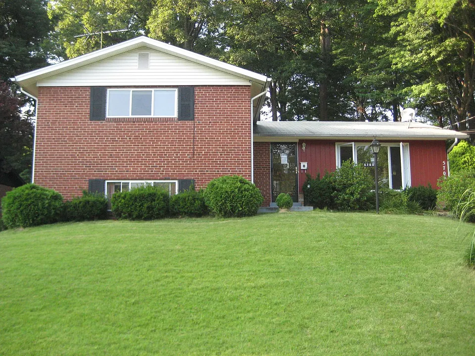 5700 Vassar Dr