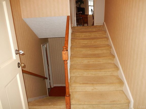 5th image of 318 Mountain Laurel Dr