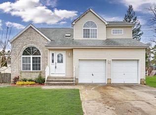 613 Larchmont St, Toms River, NJ 08757