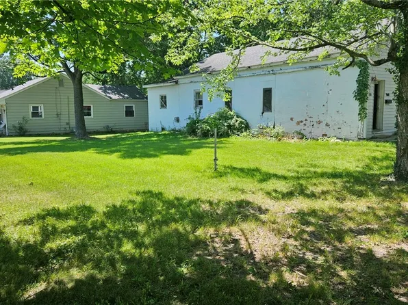 114 S 3rd St, Marshall, IL 62441