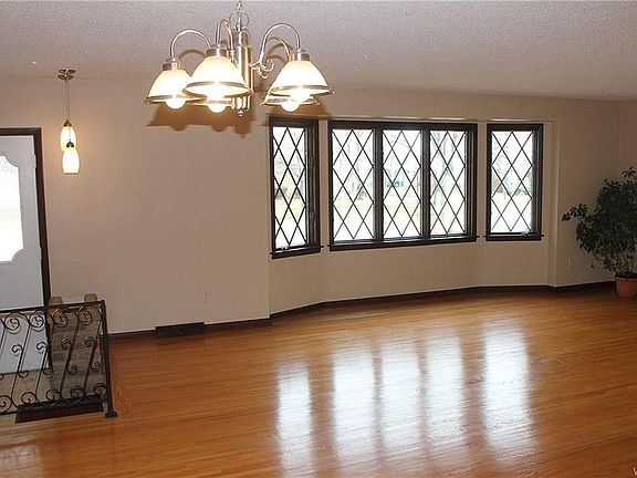 4th image of 92 Birchwood Dr
