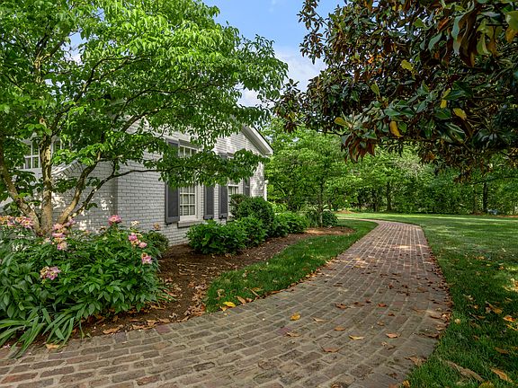 5th image of 1853 Fielden Dr